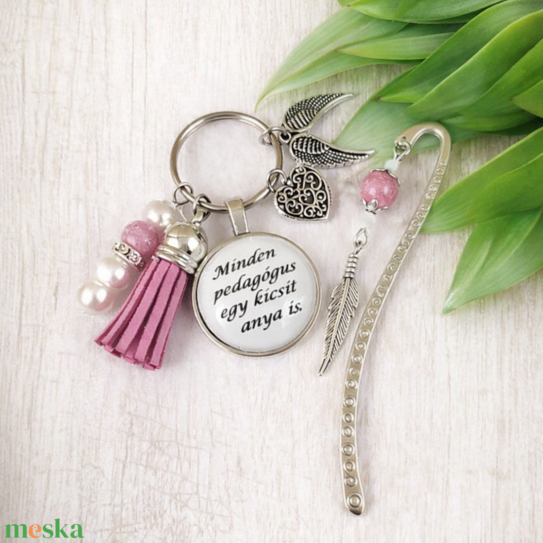 Minden pedagógus egy kicsit anya is lilásrózsaszín kulcstartó és üveglencsés könyvjelző szett - táska & tok - kulcstartó & táskadísz - kulcstartó - Meska.hu