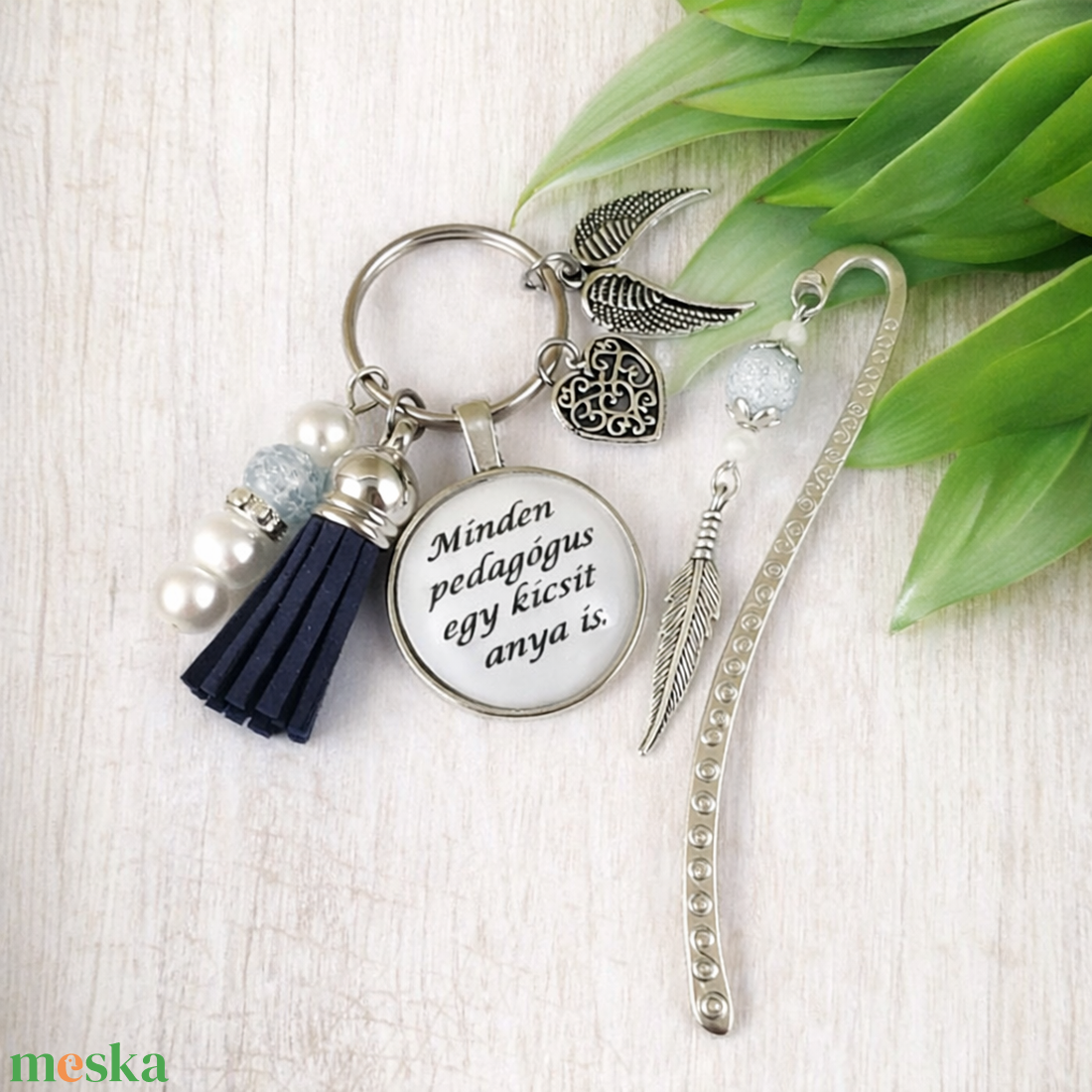 Minden pedagógus egy kicsit anya is sötétkék kulcstartó és üveglencsés könyvjelző szett - táska & tok - kulcstartó & táskadísz - kulcstartó - Meska.hu
