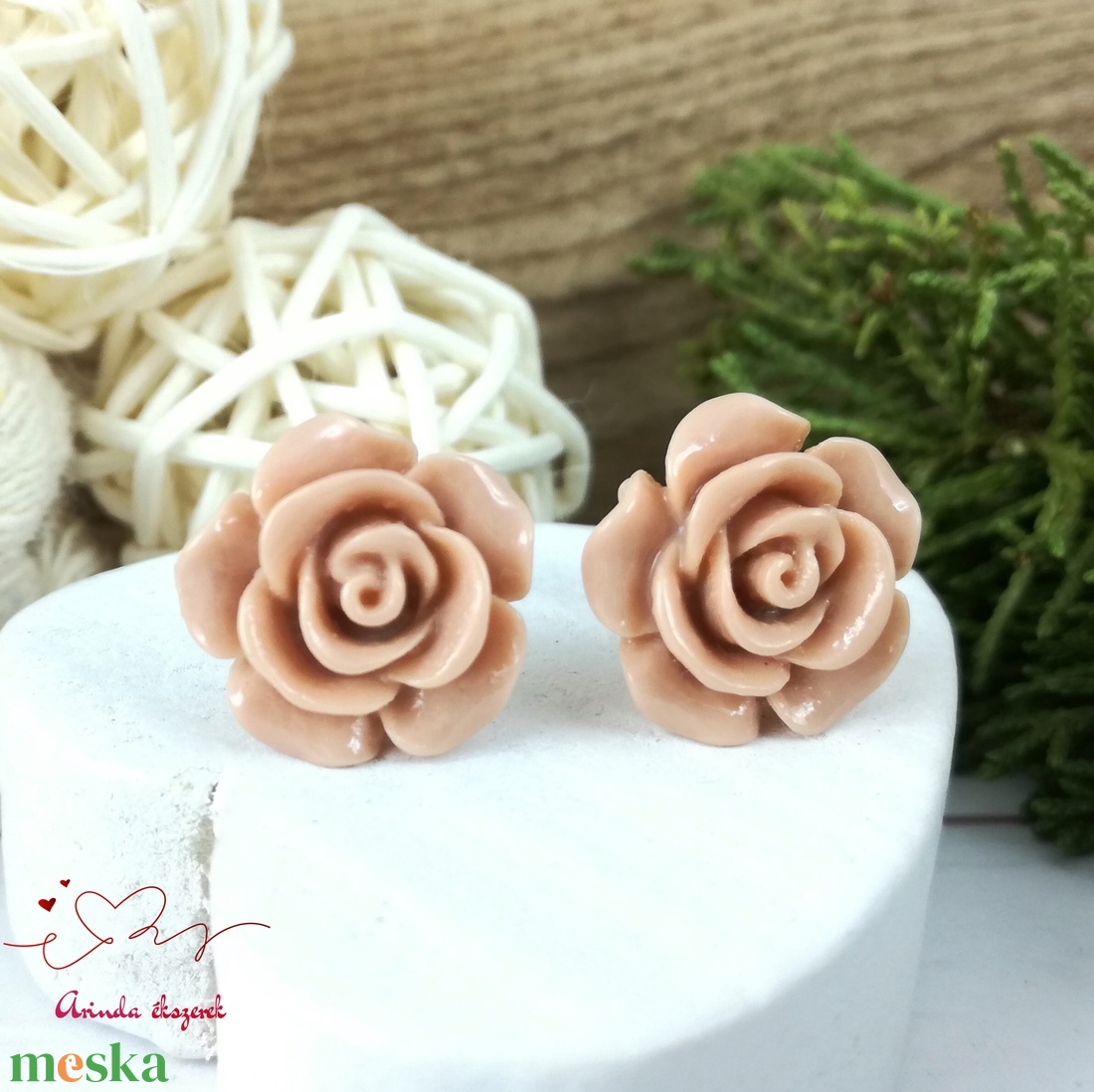14 mm beige rózsa bedugós fülbevaló � nemesacél alapú romantikus virág ékszer, ajándék nőknek - ékszer - fülbevaló - pötty fülbevaló - Meska.hu
