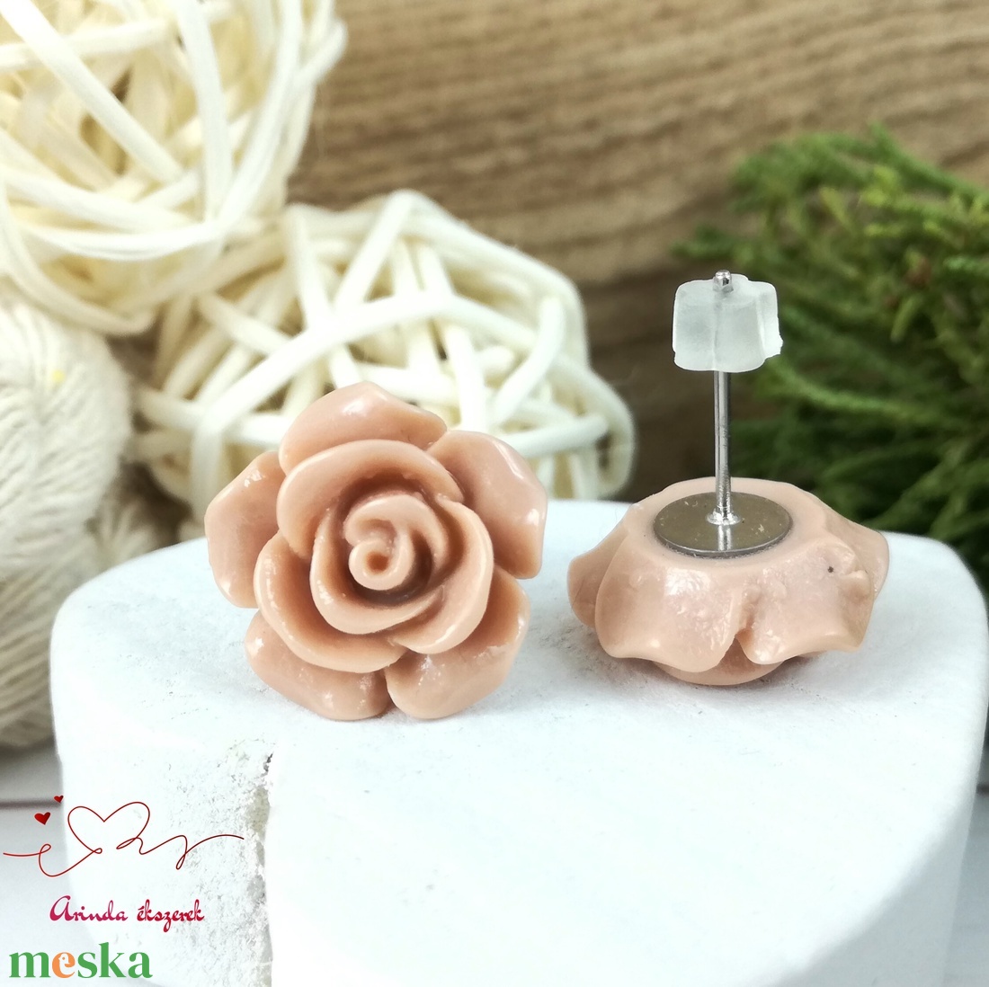 14 mm beige rózsa bedugós fülbevaló � nemesacél alapú romantikus virág ékszer, ajándék nőknek - ékszer - fülbevaló - pötty fülbevaló - Meska.hu