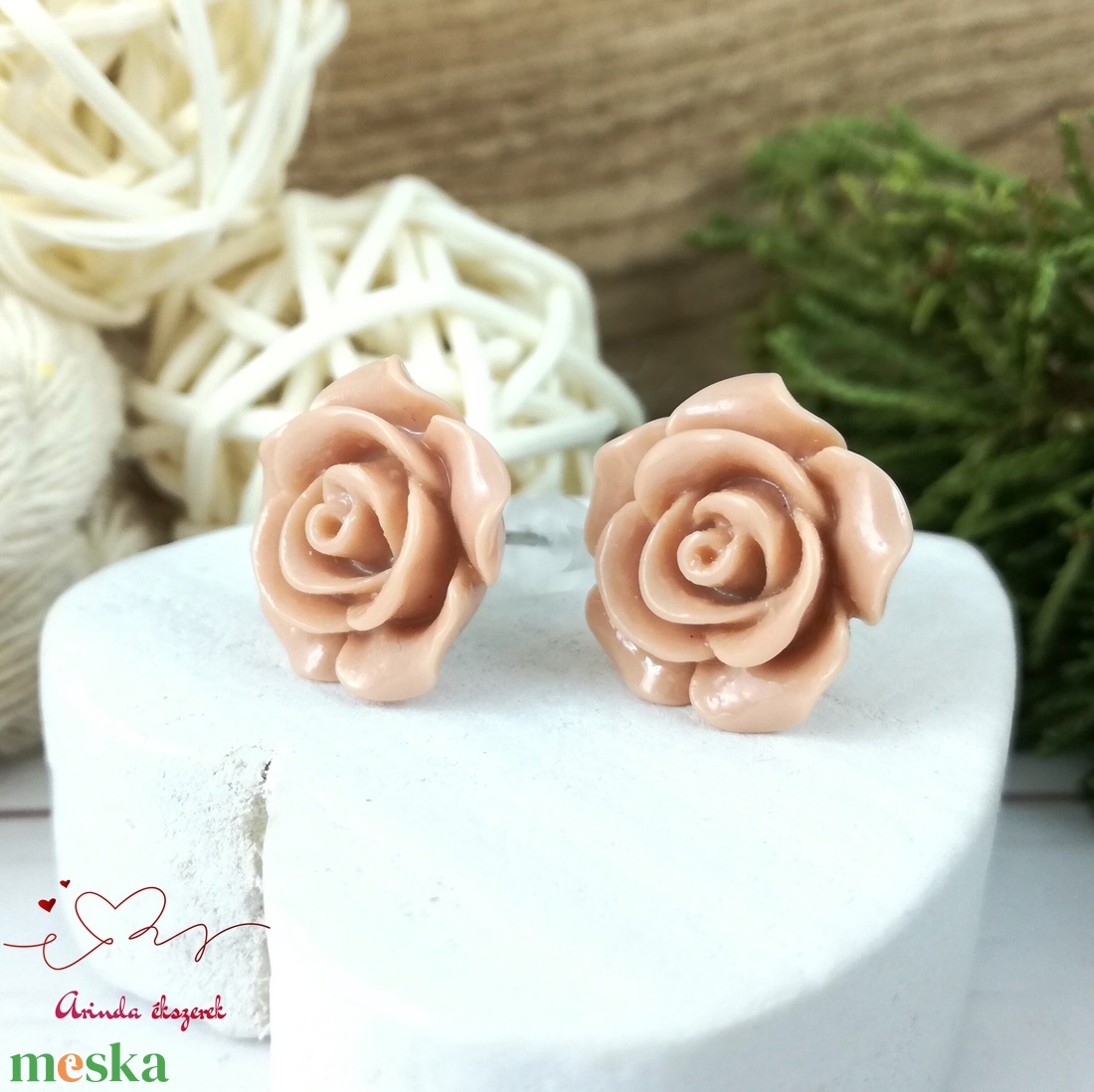 14 mm beige rózsa bedugós fülbevaló � nemesacél alapú romantikus virág ékszer, ajándék nőknek - ékszer - fülbevaló - pötty fülbevaló - Meska.hu