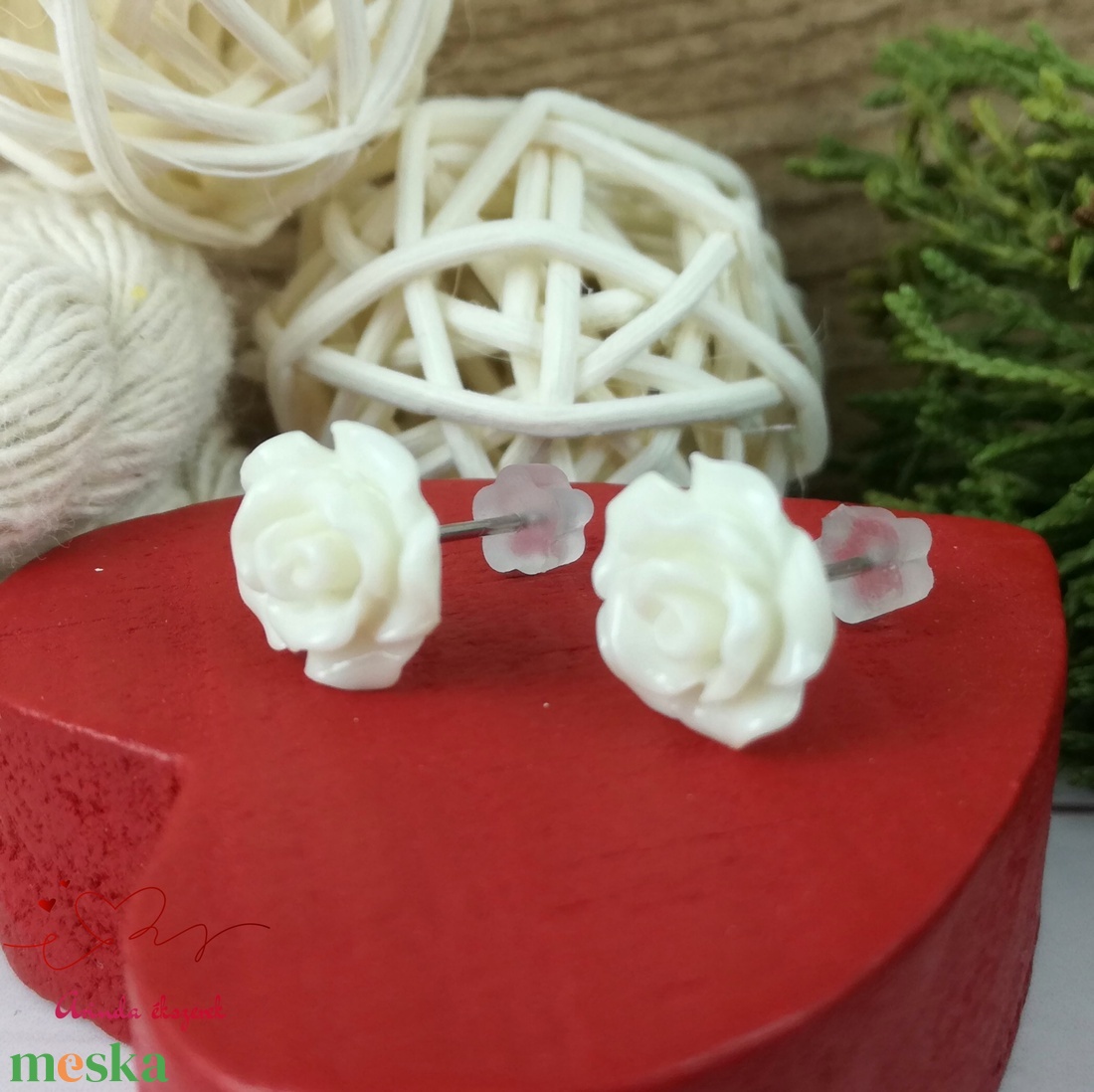 Fehér rózsás bedugós fülbevaló � 10 mm, nemesacél alapú elegáns virág ékszer - ékszer - fülbevaló - pötty fülbevaló - Meska.hu