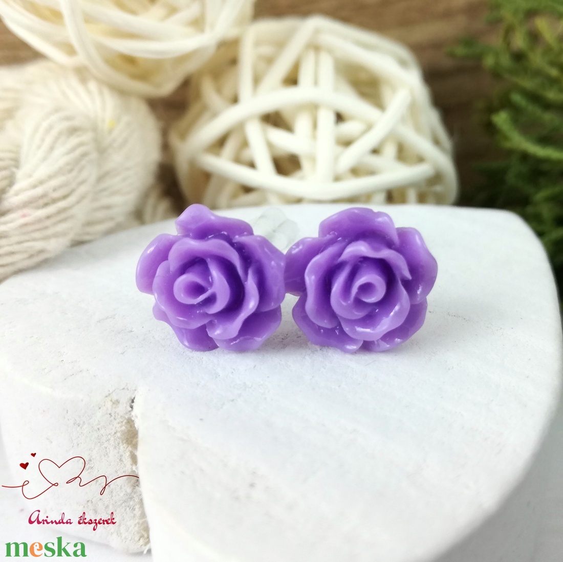 Lila rózsás bedugós fülbevaló � 10 mm, nemesacél alapú elegáns virág ékszer - ékszer - fülbevaló - pötty fülbevaló - Meska.hu