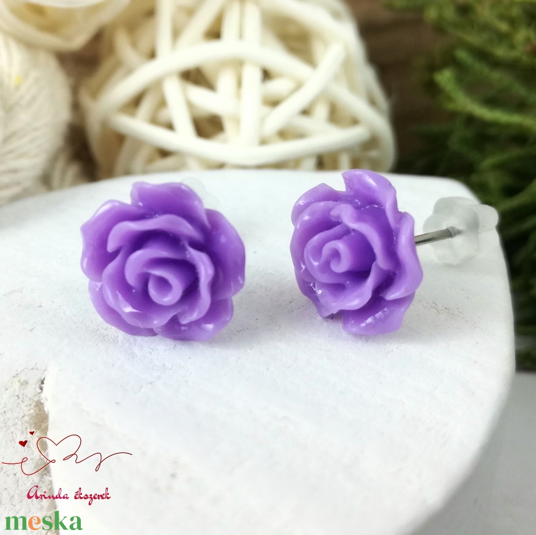 Lila rózsás bedugós fülbevaló � 10 mm, nemesacél alapú elegáns virág ékszer - ékszer - fülbevaló - pötty fülbevaló - Meska.hu