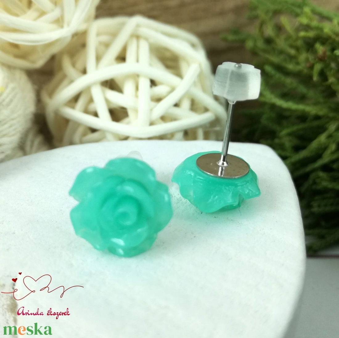 Türkizzöld rózsás bedugós fülbevaló � 10 mm, nemesacél alapú elegáns virág ékszer - ékszer - fülbevaló - pötty fülbevaló - Meska.hu