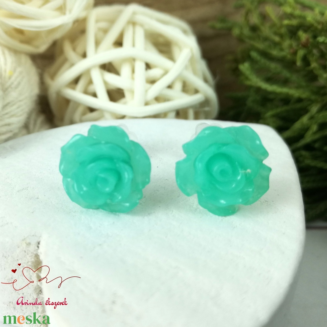 Türkizzöld rózsás bedugós fülbevaló � 10 mm, nemesacél alapú elegáns virág ékszer - ékszer - fülbevaló - pötty fülbevaló - Meska.hu