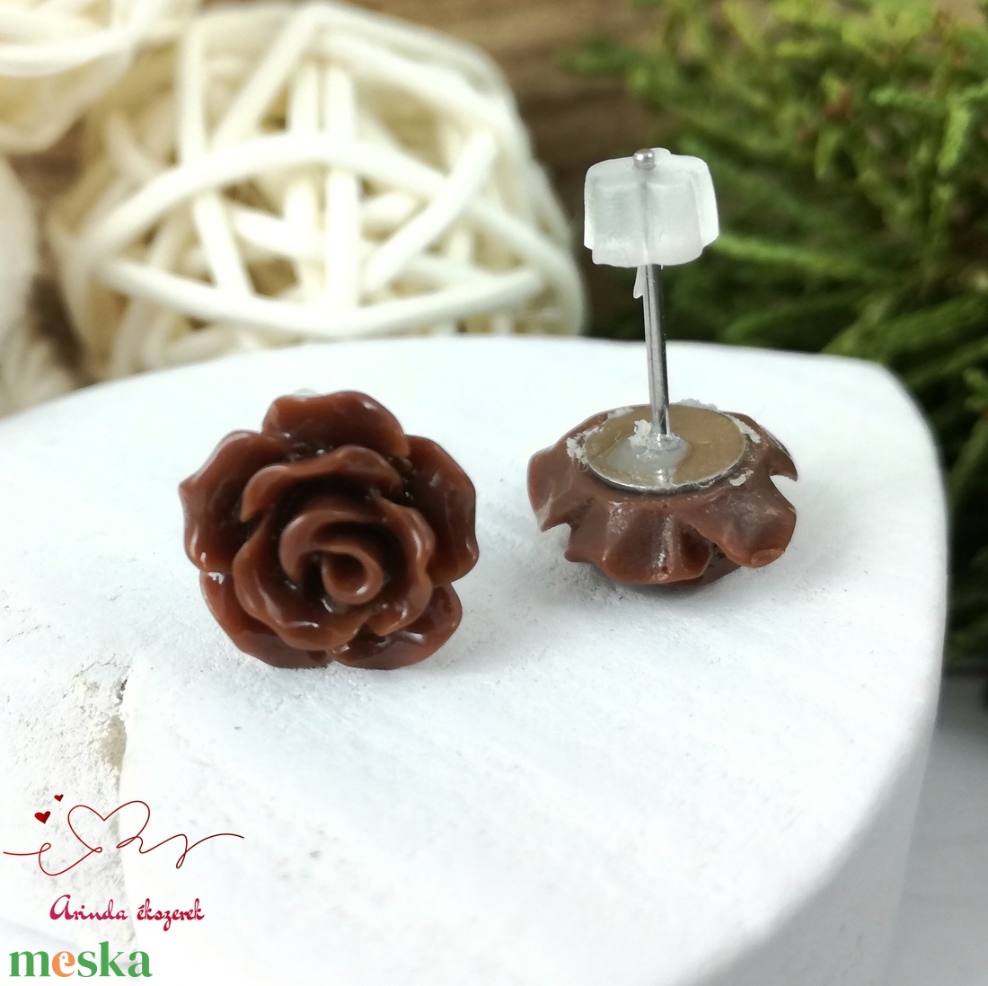 Barna rózsás bedugós fülbevaló � 10 mm, nemesacél alapú elegáns virág ékszer - ékszer - fülbevaló - pötty fülbevaló - Meska.hu