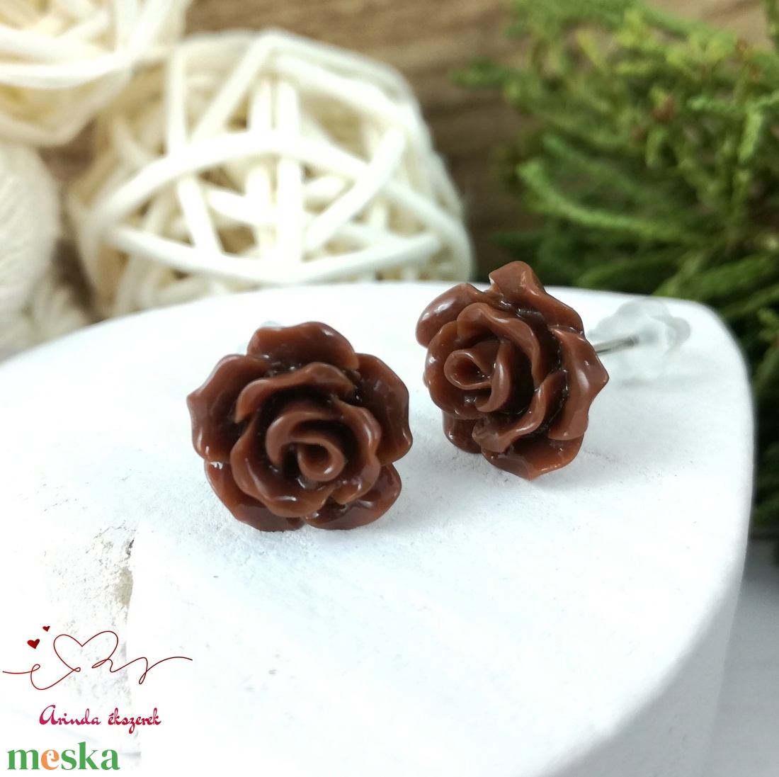 Barna rózsás bedugós fülbevaló � 10 mm, nemesacél alapú elegáns virág ékszer - ékszer - fülbevaló - pötty fülbevaló - Meska.hu