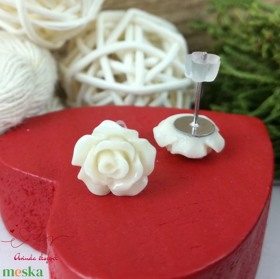 Krém rózsás bedugós fülbevaló � 10 mm, nemesacél alapú elegáns virág ékszer - ékszer - fülbevaló - pötty fülbevaló - Meska.hu