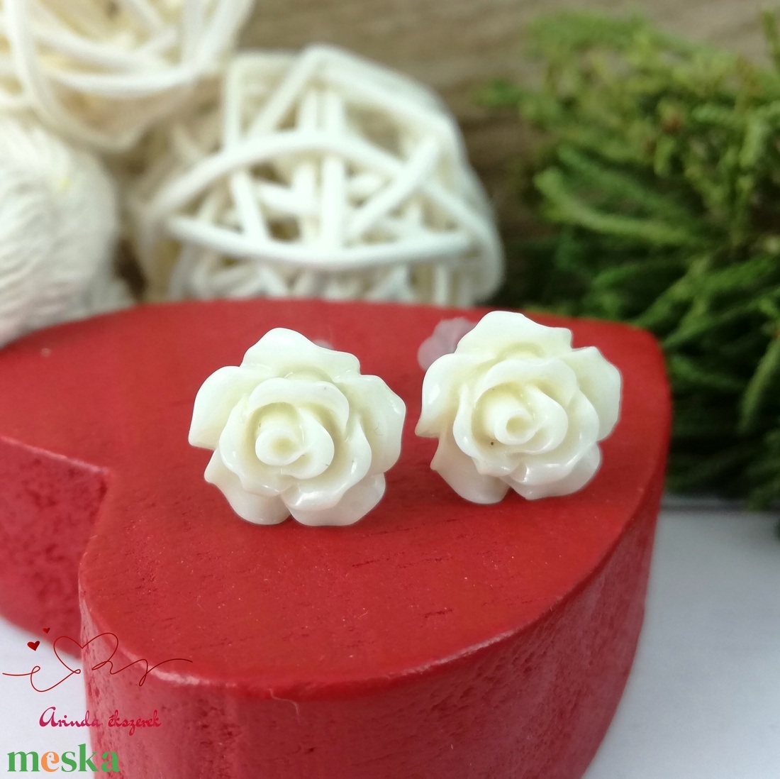 Krém rózsás bedugós fülbevaló � 10 mm, nemesacél alapú elegáns virág ékszer - ékszer - fülbevaló - pötty fülbevaló - Meska.hu