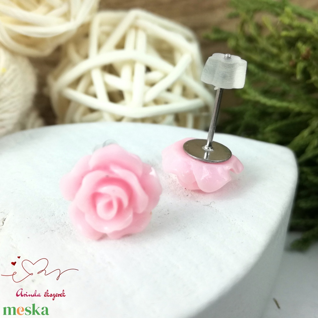 Rózsaszín rózsás bedugós fülbevaló � 10 mm, nemesacél alapú elegáns virág ékszer - ékszer - fülbevaló - pötty fülbevaló - Meska.hu