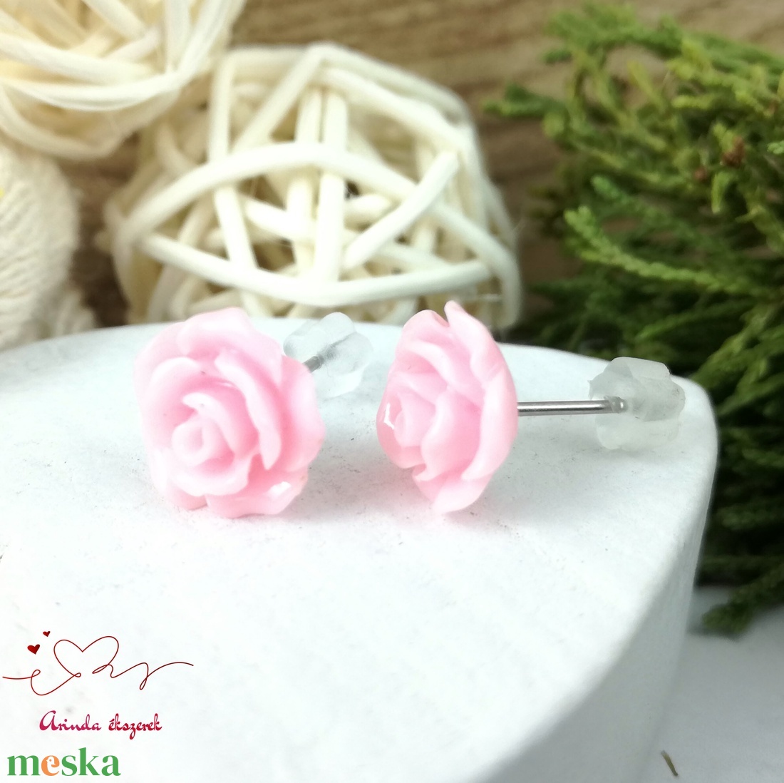 Rózsaszín rózsás bedugós fülbevaló � 10 mm, nemesacél alapú elegáns virág ékszer - ékszer - fülbevaló - pötty fülbevaló - Meska.hu