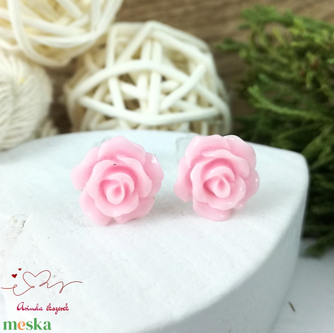Rózsaszín rózsás bedugós fülbevaló � 10 mm, nemesacél alapú elegáns virág ékszer - ékszer - fülbevaló - pötty fülbevaló - Meska.hu