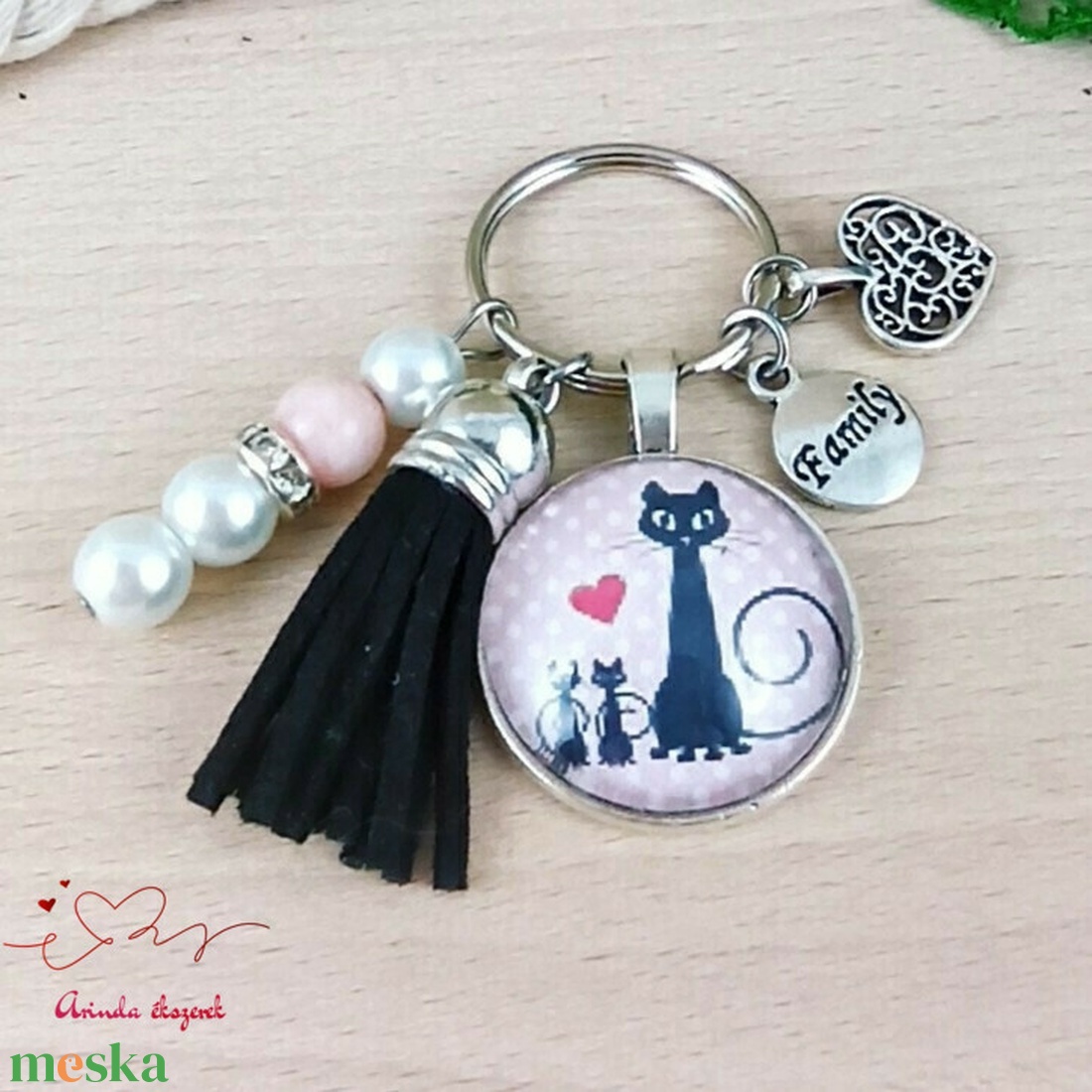 Cicacsaládos üveglencsés kulcstartó fekete bojttal � ajándék macskarajongóknak - táska & tok - kulcstartó & táskadísz - kulcstartó - Meska.hu