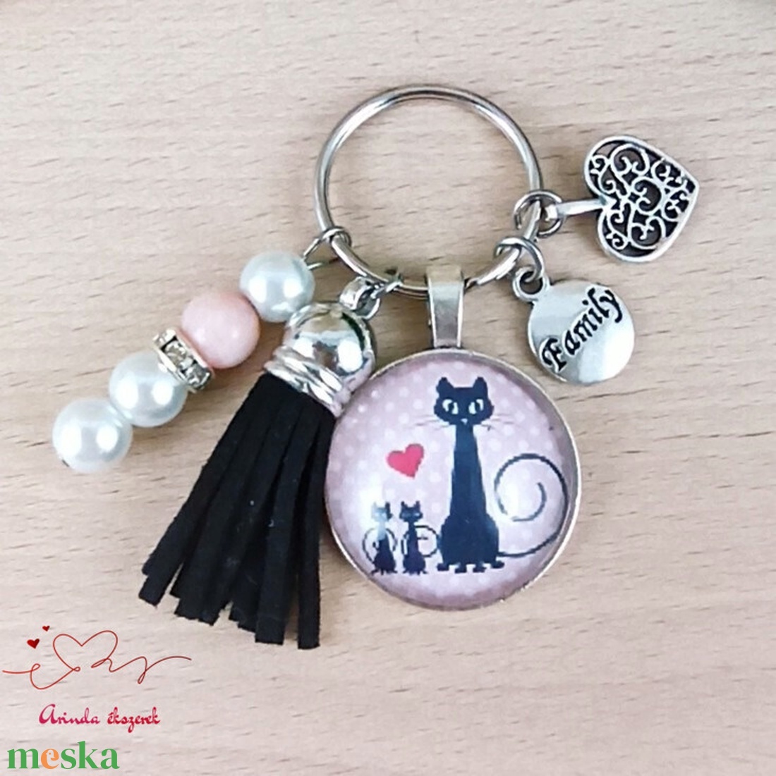 Cicacsaládos üveglencsés kulcstartó fekete bojttal � ajándék macskarajongóknak - táska & tok - kulcstartó & táskadísz - kulcstartó - Meska.hu