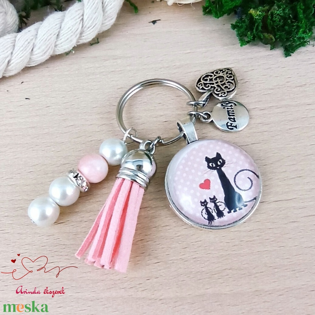 Cicacsaládos üveglencsés kulcstartó rózsaszín bojttal � ajándék macskarajongóknak - táska & tok - kulcstartó & táskadísz - kulcstartó - Meska.hu