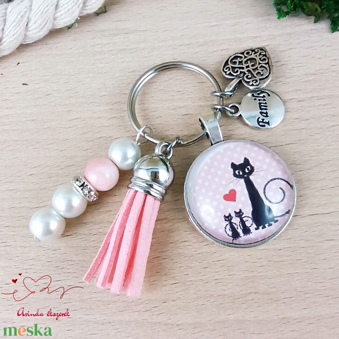 Cicacsaládos üveglencsés kulcstartó rózsaszín bojttal � ajándék macskarajongóknak - táska & tok - kulcstartó & táskadísz - kulcstartó - Meska.hu