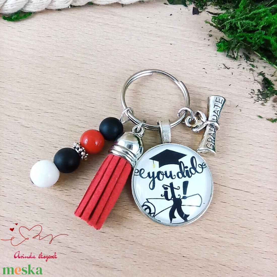 Diplomaosztós üveglencsés kulcstartó lánynak � ballagási ajándék piros bojttal - táska & tok - kulcstartó & táskadísz - kulcstartó - Meska.hu