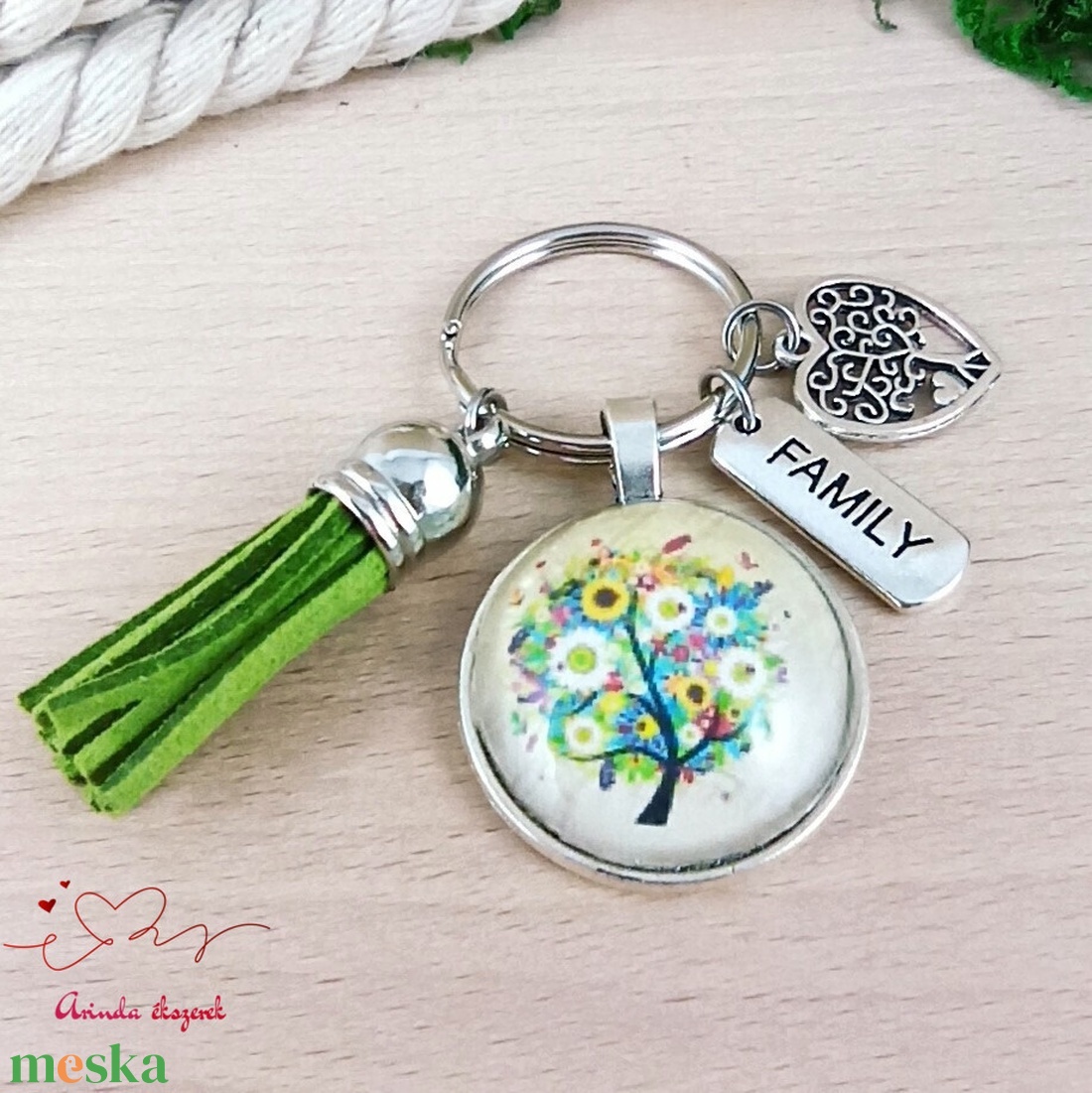 Életfás üveglencsés kulcstartó zöld bojttal � családi ajándék Family charm - táska & tok - kulcstartó & táskadísz - kulcstartó - Meska.hu