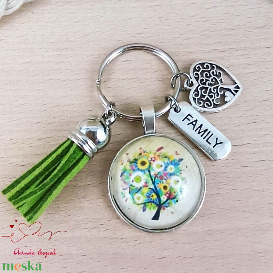 Életfás üveglencsés kulcstartó zöld bojttal � családi ajándék Family charm - táska & tok - kulcstartó & táskadísz - kulcstartó - Meska.hu