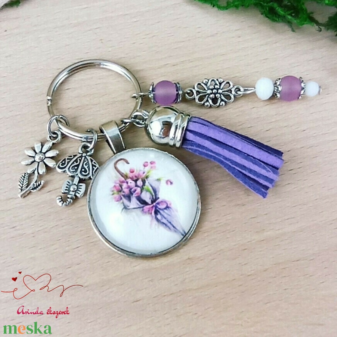 Virágcsokor mintás üveglencsés kulcstartó lila bojttal � romantikus ajándék nőknek - táska & tok - kulcstartó & táskadísz - kulcstartó - Meska.hu