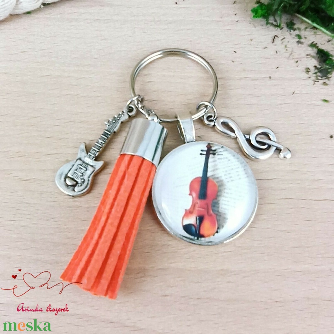 Hegedű mintás üveglencsés kulcstartó narancs bojttal � zenész ajándék - táska & tok - kulcstartó & táskadísz - kulcstartó - Meska.hu