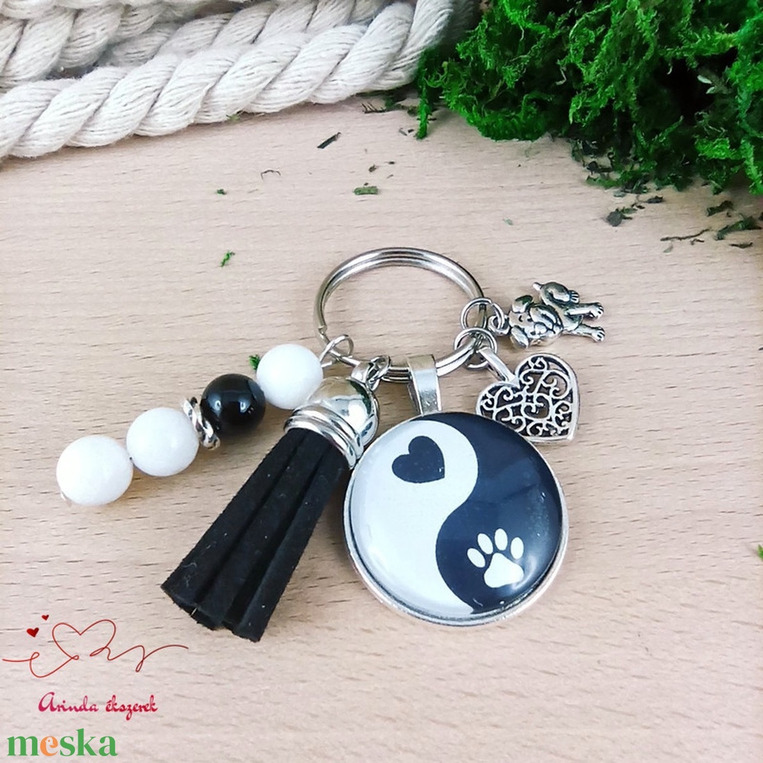 Kutyás yin-yang mintás üveglencsés kulcstartó fekete bojttal � kutyabarát ajándék - táska & tok - kulcstartó & táskadísz - kulcstartó - Meska.hu