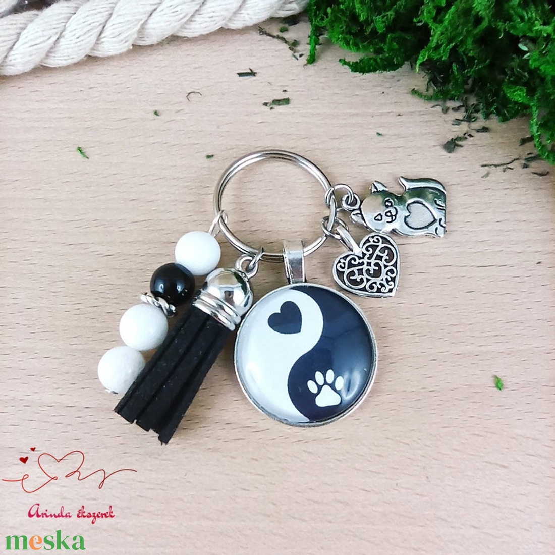 Cicás yin-yang mintás üveglencsés kulcstartó fekete bojttal � macskabarát ajándék - táska & tok - kulcstartó & táskadísz - kulcstartó - Meska.hu