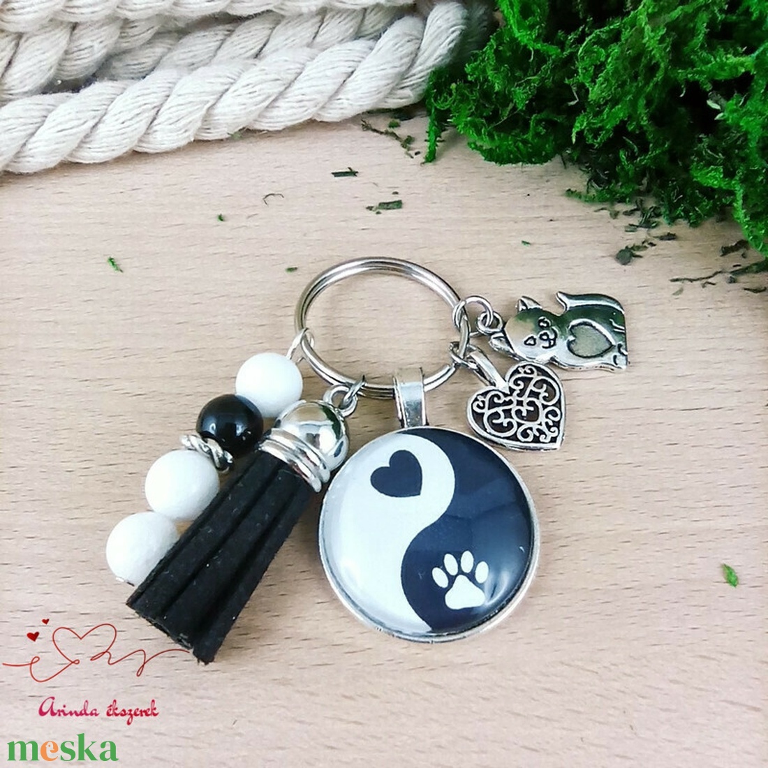 Cicás yin-yang mintás üveglencsés kulcstartó fekete bojttal � macskabarát ajándék - táska & tok - kulcstartó & táskadísz - kulcstartó - Meska.hu