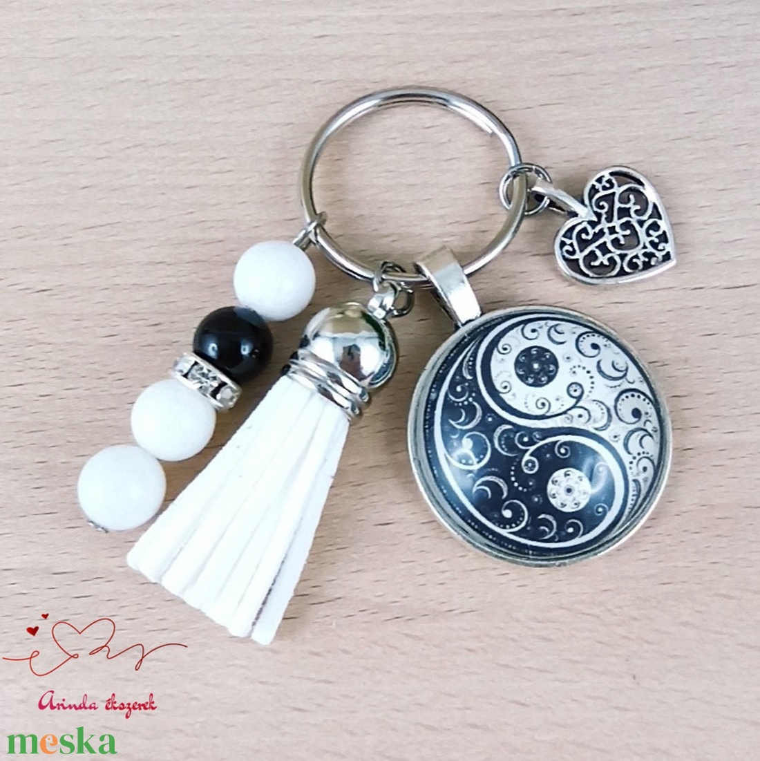 Yin-Yang mintás üveglencsés kulcstartó fehér bojttal � fekete-fehér harmónia ajándék - táska & tok - kulcstartó & táskadísz - kulcstartó - Meska.hu