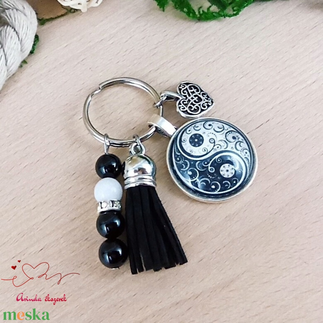 Yin-Yang mintás üveglencsés kulcstartó fekete bojttal � fekete-fehér harmónia ajándék - táska & tok - kulcstartó & táskadísz - kulcstartó - Meska.hu