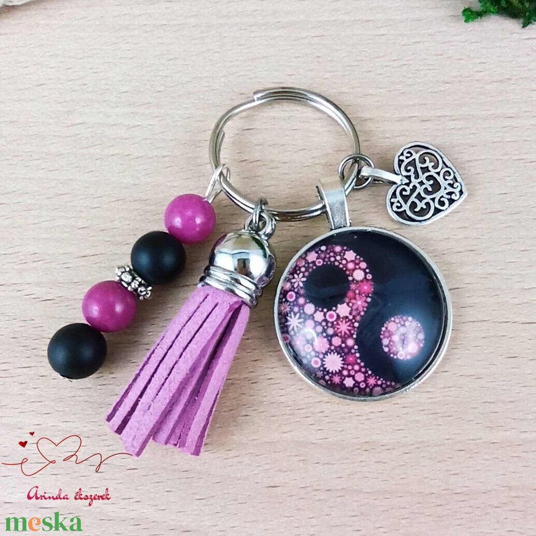 Virágmintás yin-yang üveglencsés kulcstartó pink bojttal � nőies harmónia ajándék - táska & tok - kulcstartó & táskadísz - kulcstartó - Meska.hu