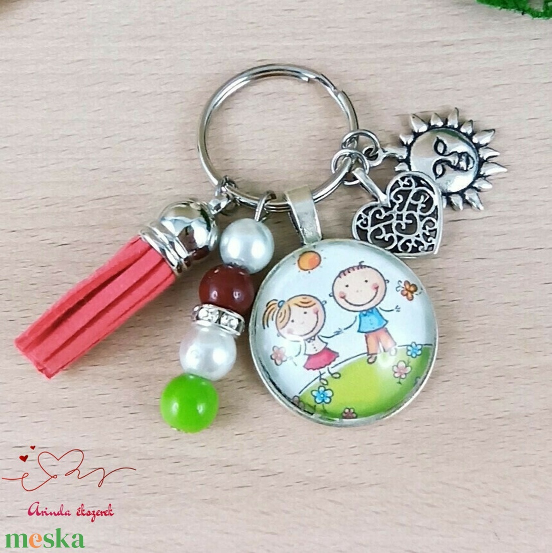 Játszó gyerekek mintás üveglencsés kulcstartó piros bojttal � barátság ajándék - táska & tok - kulcstartó & táskadísz - kulcstartó - Meska.hu