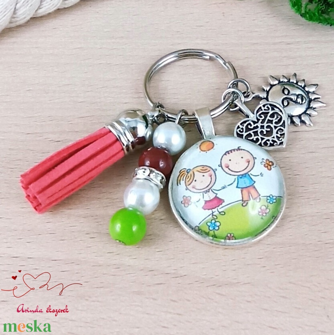 Játszó gyerekek mintás üveglencsés kulcstartó piros bojttal � barátság ajándék - táska & tok - kulcstartó & táskadísz - kulcstartó - Meska.hu