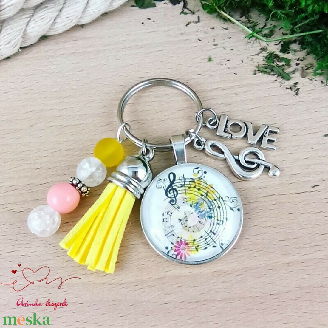 Zenés kotta mintás üveglencsés kulcstartó sárga bojttal � ajándék zenetanárnak, énekesnek - táska & tok - kulcstartó & táskadísz - kulcstartó - Meska.hu