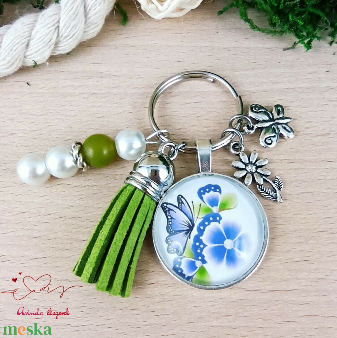 Pillangós virágmintás üveglencsés kulcstartó zöld bojttal � természet ihlette ajándék nőknek - táska & tok - kulcstartó & táskadísz - kulcstartó - Meska.hu