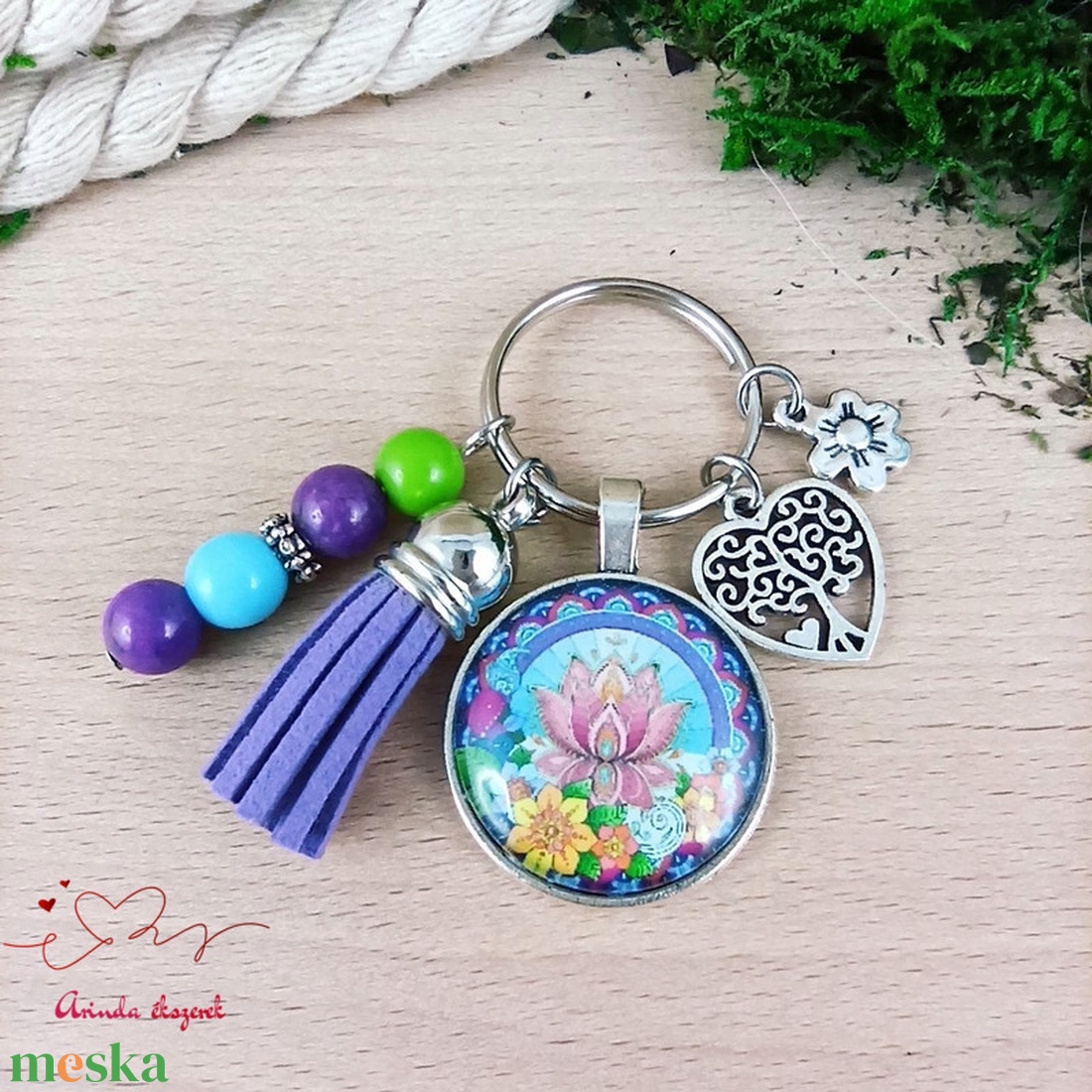 Lótusz virágos üveglencsés kulcstartó lila bojttal � spirituális ajándék nőknek - táska & tok - kulcstartó & táskadísz - kulcstartó - Meska.hu