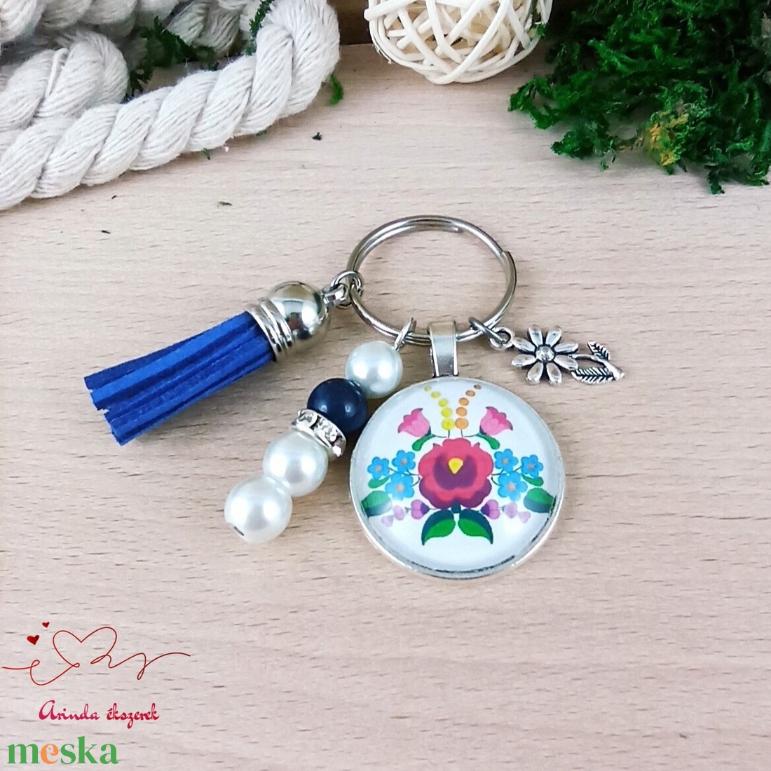 Magyaros népi virágmintás üveglencsés kulcstartó kék bojttal � különleges ajándék nőknek - táska & tok - kulcstartó & táskadísz - kulcstartó - Meska.hu