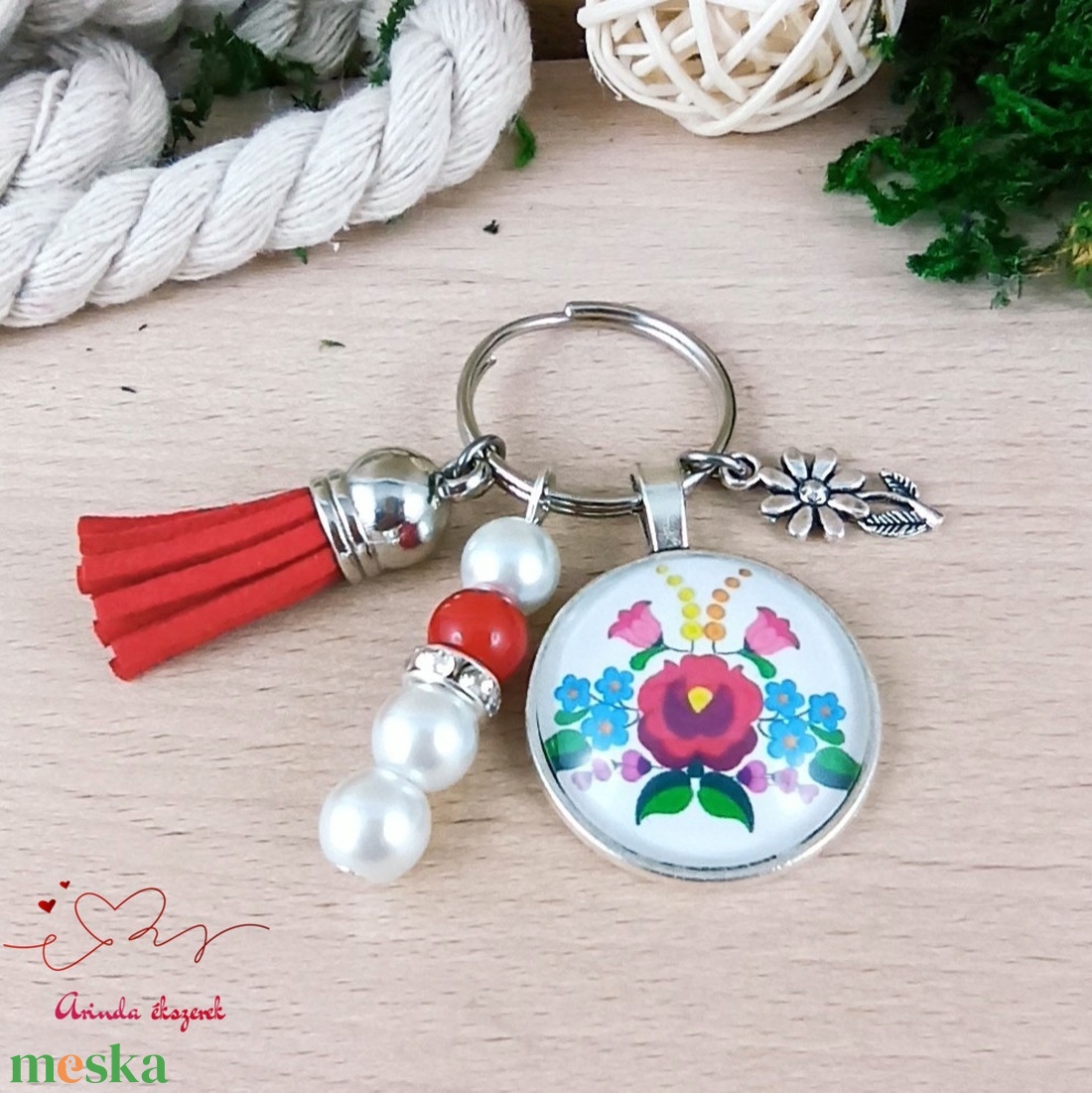 Magyaros népi virágmintás üveglencsés kulcstartó piros bojttal � különleges ajándék nőknek - táska & tok - kulcstartó & táskadísz - kulcstartó - Meska.hu
