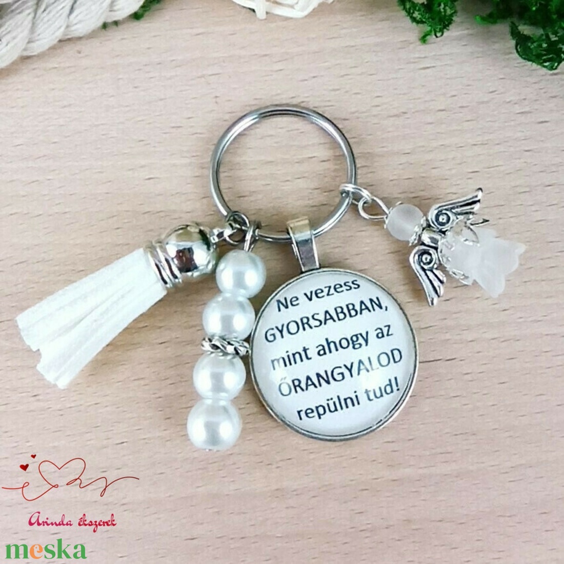 Ne vezess gyorsabban angyalos üveglencsés kulcstartó fehér bojttal � autós ajándék - táska & tok - kulcstartó & táskadísz - kulcstartó - Meska.hu