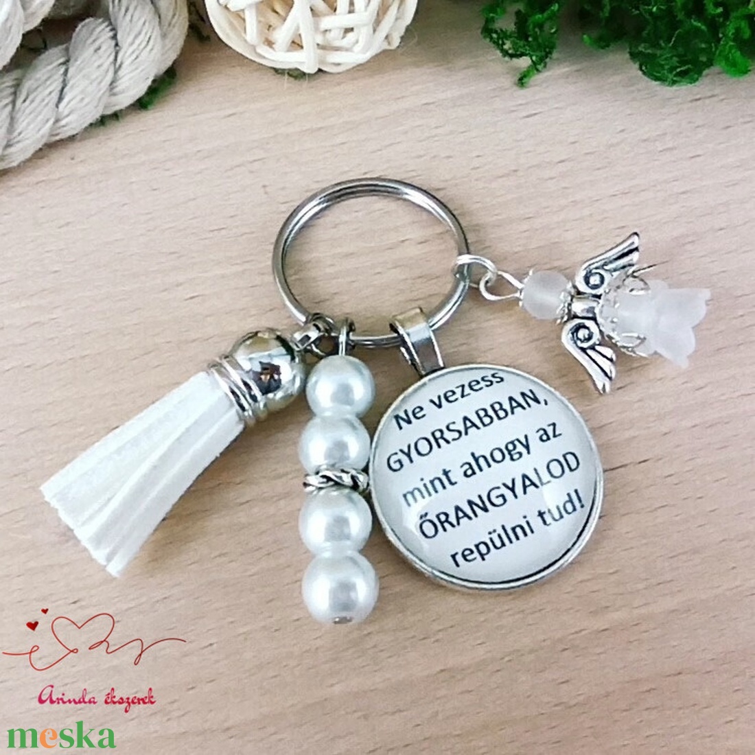 Ne vezess gyorsabban angyalos üveglencsés kulcstartó fehér bojttal � autós ajándék - táska & tok - kulcstartó & táskadísz - kulcstartó - Meska.hu