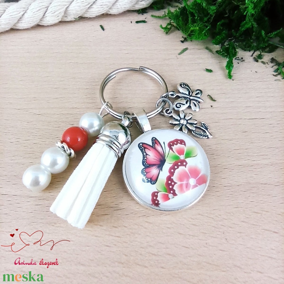Pillangós virágmintás üveglencsés kulcstartó fehér bojttal � nőies ajándék - táska & tok - kulcstartó & táskadísz - kulcstartó - Meska.hu