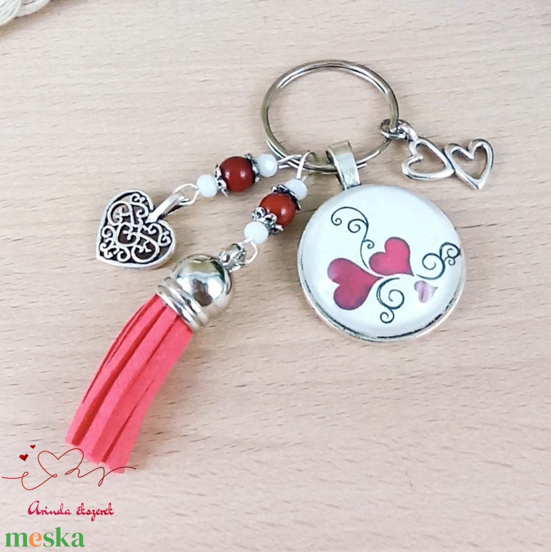 Szerelmes szíves üveglencsés kulcstartó piros bojttal � romantikus ajándék - táska & tok - kulcstartó & táskadísz - kulcstartó - Meska.hu