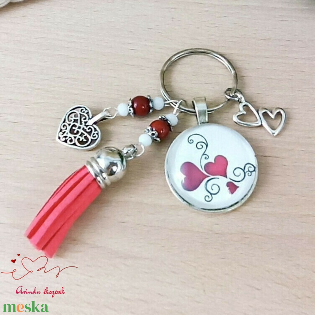 Szerelmes szíves üveglencsés kulcstartó piros bojttal � romantikus ajándék - táska & tok - kulcstartó & táskadísz - kulcstartó - Meska.hu