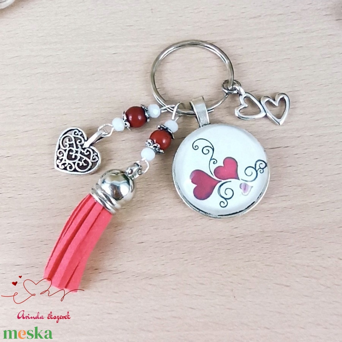 Szerelmes szíves üveglencsés kulcstartó piros bojttal � romantikus ajándék - táska & tok - kulcstartó & táskadísz - kulcstartó - Meska.hu