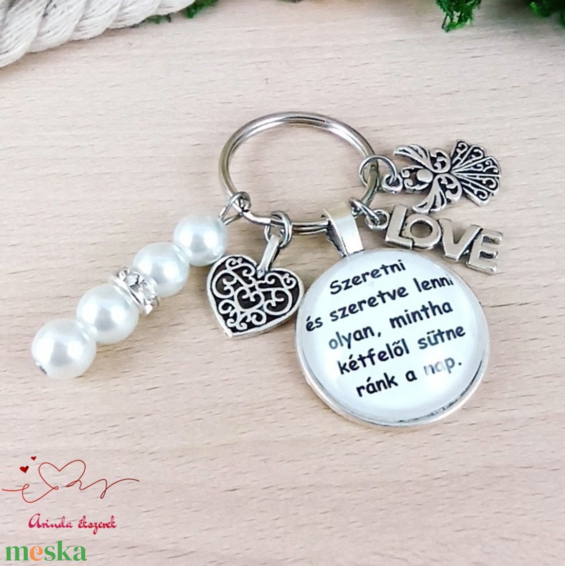 Szeretni és szeretve lenni idézetes üveglencsés kulcstartó � romantikus ajándék LOVE medállal - táska & tok - kulcstartó & táskadísz - kulcstartó - Meska.hu