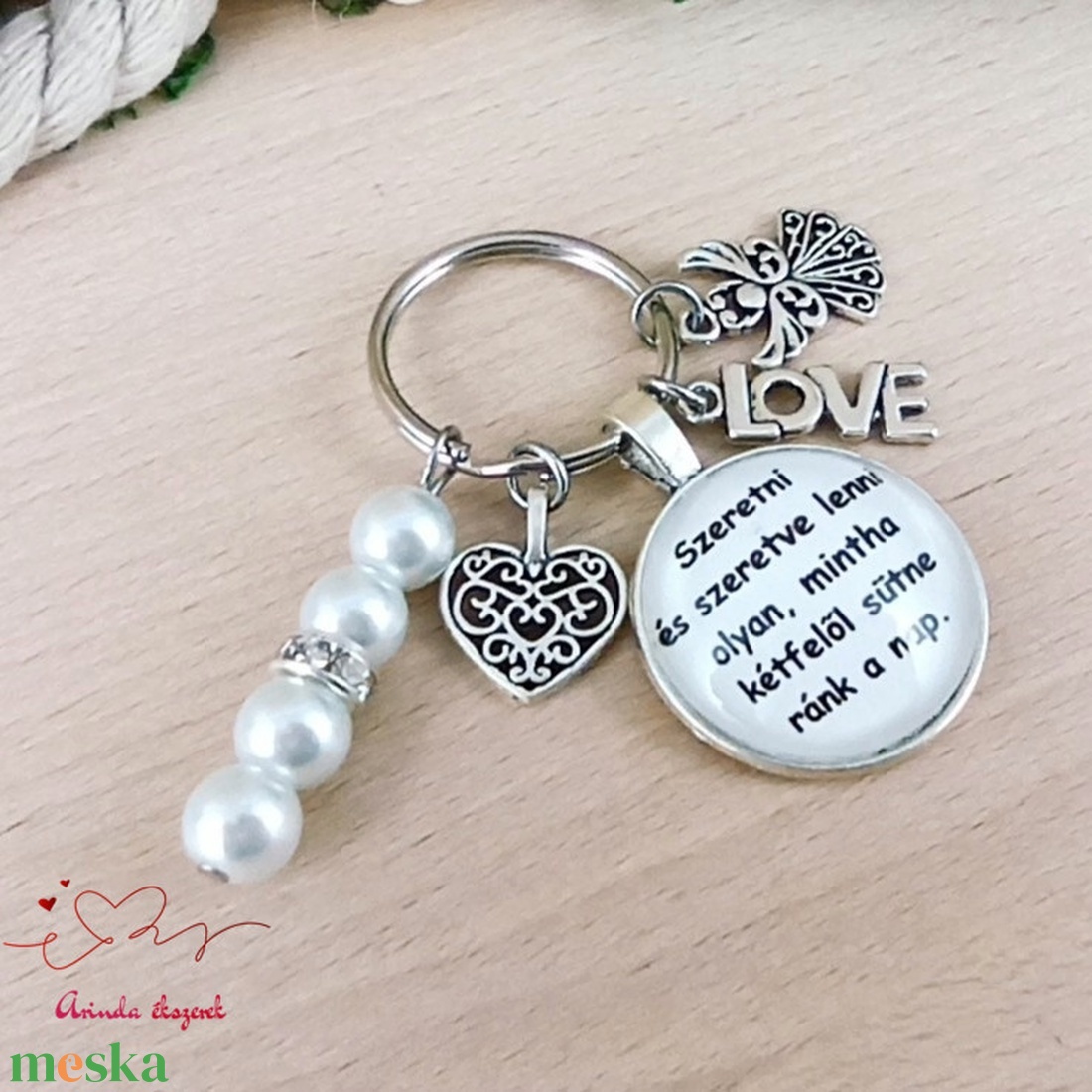 Szeretni és szeretve lenni idézetes üveglencsés kulcstartó � romantikus ajándék LOVE medállal - táska & tok - kulcstartó & táskadísz - kulcstartó - Meska.hu
