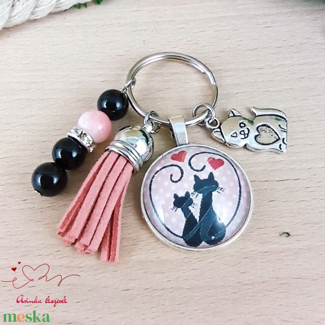 Szerelmes cicák kulcstartó rózsaszín bojttal � romantikus ajándék Valentin-napra - táska & tok - kulcstartó & táskadísz - kulcstartó - Meska.hu