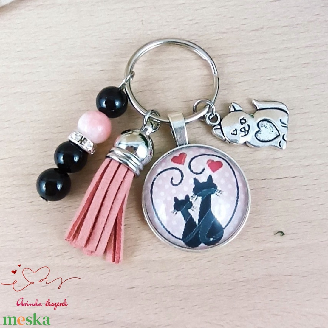 Szerelmes cicák kulcstartó rózsaszín bojttal � romantikus ajándék Valentin-napra - táska & tok - kulcstartó & táskadísz - kulcstartó - Meska.hu