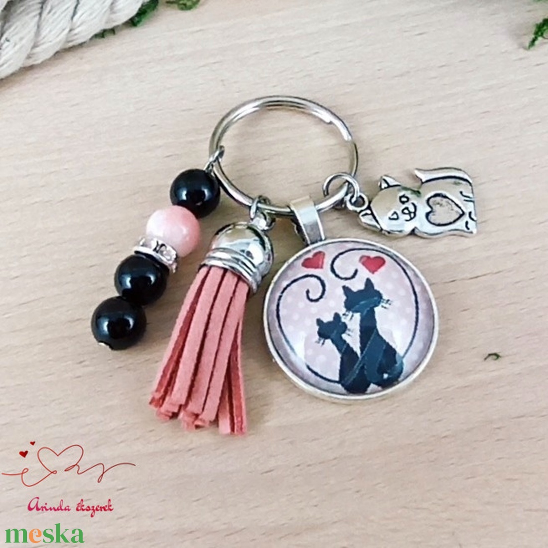 Szerelmes cicák kulcstartó rózsaszín bojttal � romantikus ajándék Valentin-napra - táska & tok - kulcstartó & táskadísz - kulcstartó - Meska.hu